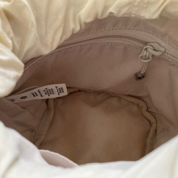 Lululemon New Year Crossbody Fleece Bucket Bag 2.5L White Opal - Picture 6 of 11